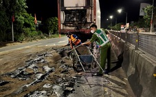Công an xã cùng người dân dọn vệt dầu loang sau tai nạn giao thông giữa đêm