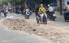 Xà bần đổ đầy đường, dân phải dùng bao cát cảnh báo xe cộ