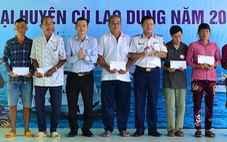 Vùng cảnh sát biển 4 khám và cấp thuốc cho 300 ngư dân nghèo