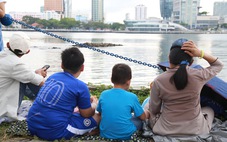 Bờ sông Hàn nhộn nhịp, người dân tới sớm 5 tiếng 'xí' chỗ xem pháo hoa quốc tế