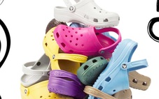 Yêu cầu kiểm tra chợ đêm Hội An có dấu hiệu bán giày dép giả hiệu Crocs