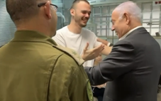 Con tin Nga ôm chầm Thủ tướng Netanyahu sau khi được Israel giải cứu