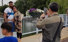 Thủ tướng Hun Manet chụp ảnh giúp du khách nước ngoài, được khen 'nhiếp ảnh gia có tâm'