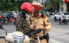 Hà Nội: Người vi phạm giao thông bị thu giấy tờ qua app VNeID