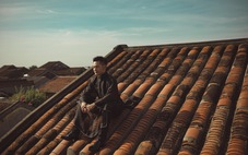 Quản lý nhà cổ Hội An nói không cho phép, ca sĩ Đức Tuấn vẫn leo lên mái ngói chụp ảnh