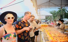 Du khách nước ngoài thích thú với lễ hội ẩm thực món ngon từ biển tại Bình Định