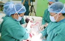 Thêm một em bé từng thông tim bào thai chào đời: 'Vỡ òa niềm vui sướng'