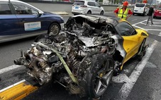 Siêu xe Ferrari bất ngờ bốc cháy dữ dội, nghi do tài xế không biết lái xe số sàn