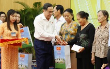 Chủ tịch Quốc hội tặng quà gia đình chính sách, người có công tại Cần Thơ