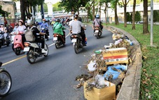 Nhiều bãi rác ngổn ngang dưới lòng đường Trường Sa