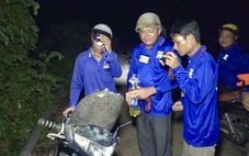 Cựu chiến binh giúp dân sửa xe ban đêm