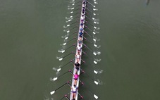 Thuyền chèo dài nhất thế giới tham gia hành trình rước đuốc Olympic 2024