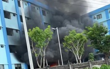 Cháy nhiều xe máy ở nhà xe của bệnh viện, cột khói bốc lên nghi ngút