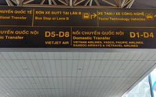 Bảng chỉ dẫn tiếng Anh ở sân bay Tân Sơn Nhất gây khó hiểu do việc lắp ghép không phù hợp?