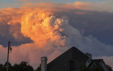 Cháy rừng khủng khiếp ở California, trên trời xuất hiện những đám mây đáng sợ