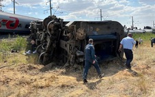 Nga: Xe tải chặn đầu xe lửa, 140 người bị thương