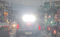 Xác minh ô tô lắp đèn 'siêu sáng' chạy trên đường Nguyễn Tất Thành (quận 4)