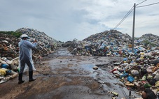 Nhà máy xử lý rác nằm ì, bãi rác dồn ứ bên quốc lộ cao như núi
