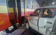 Khởi tố vụ tàu hỏa tông xe bán tải làm 2 người chết ở Đồng Nai