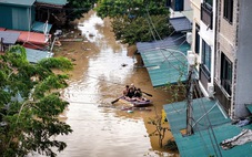 Người làng gốm Bát Tràng dùng thuyền đi lại trong nước lũ