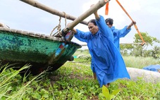 Lo bão đổ bộ, ngư dân Đà Nẵng thuê xe cẩu hối hả chở thuyền đi tránh