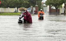 Mưa lớn, nhiều tuyến phố Tam Kỳ biến thành sông, xe cộ bì bõm trong nước