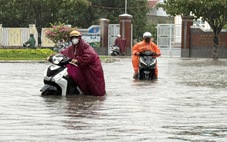 Nhiều tuyến đường Tam Kỳ biến thành sông, xe cộ bì bõm trong nước sau mưa lớn