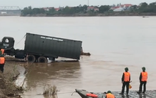 Vụ sập cầu Phong Châu: Hạ thủy một số phao để đánh giá trước khi lắp cầu phao