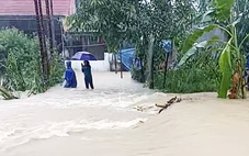 Khen thưởng ba công dân lao vào dòng nước cứu hai chị em bị lũ cuốn