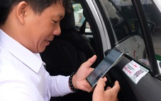 Quét mã QR báo Tuổi Trẻ trên taxi Vinasun ủng hộ đồng bào bão lũ