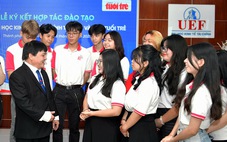 Sinh viên Trường đại học Kinh tế - tài chính TP.HCM học thực hành tại báo Tuổi Trẻ