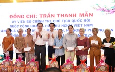 Chủ tịch Quốc hội Trần Thanh Mẫn trao quà Tết cho hộ nghèo, gia đình chính sách