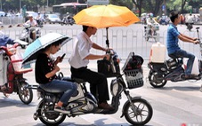 Trung Quốc nơi nóng 50 độ, nơi lũ 63 người chết