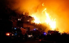 Cháy rừng dữ dội ở Pháp, 10.000 người sơ tán trong đêm