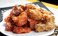 Nhà phê bình ẩm thực nổi tiếng chê gà rán Hàn Quốc ‘vô vị' gây bão dư luận