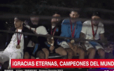Video: Messi và các cầu thủ Argentina suýt rớt khỏi xe buýt vì dây điện cao thế
