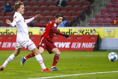 Lewandowski lập hat-trick giúp Bayern đại thắng