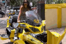 Cô gái lái ‘siêu xe máy’ gây sốt cộng đồng mạng: Giá đủ mua BMW 3-Series mới