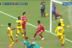 Video: Cầu thủ bắt chước Suarez cứu thua cho đội nhà bằng... 'bàn tay của quỷ'