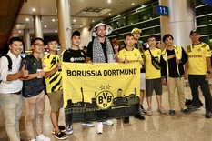 Nhà vô địch World Cup cùng dàn huyền thoại Dortmund gây 'náo động' sân bay Tân Sơn Nhất