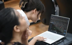 Chứng khoán lùi xa khỏi vùng 1.900 điểm