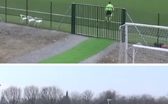 Cầu thủ sút từ giữa sân, khiến cả thủ môn và bóng đều bay vào lưới