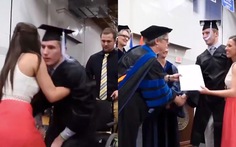 Chàng trai tật nguyền được người yêu dìu lên nhận bằng tốt nghiệp