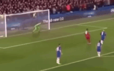 Thủ môn Liverpool 'đẩy bóng vào lưới' trong trận thua Chelsea 0-2