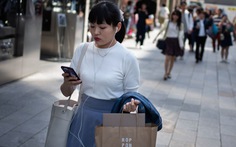 Thành phố ở Nhật cấm dùng điện thoại lúc đi bộ nơi công cộng