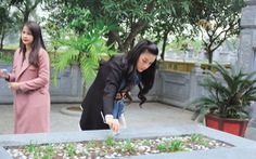 Ê-kíp phim 'Kiều' viếng mộ Nguyễn Du trước ngày công chiếu