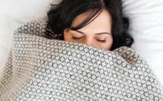 Những nguy cơ cho sức khỏe khi ngủ mà vẫn... mở mắt