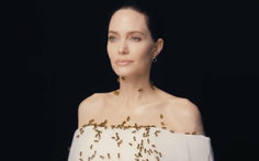 Angelina Jolie chụp ảnh với ong