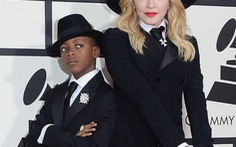 Con trai Madonna mặc váy, đi catwalk trong nhà gây sốt