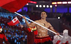Nam VĐV Tonga cởi trần sáng nhất đêm khai mạc Olympic Tokyo